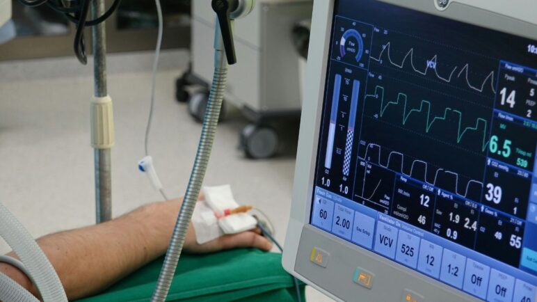Famoso actor tuvo que ser hospitalizado mientras rodaba película ¿es grave?