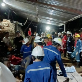 Rescatan a 18 mineros que permanecieron 12 horas atrapados en una mina en Antioquia
