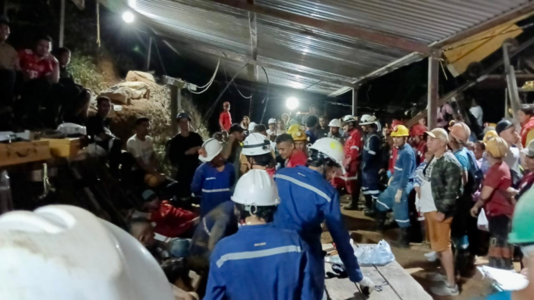 Rescatan a 18 mineros que permanecieron 12 horas atrapados en una mina en Antioquia