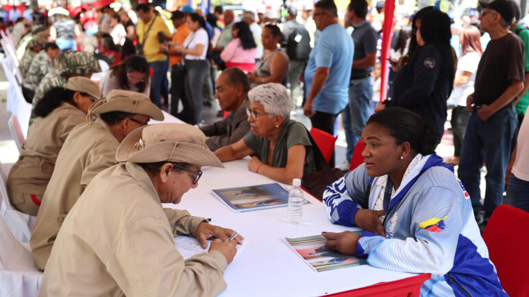 Venezuela inicia segunda etapa de alistamiento de milicianos en medio de tensiones con EE.UU.