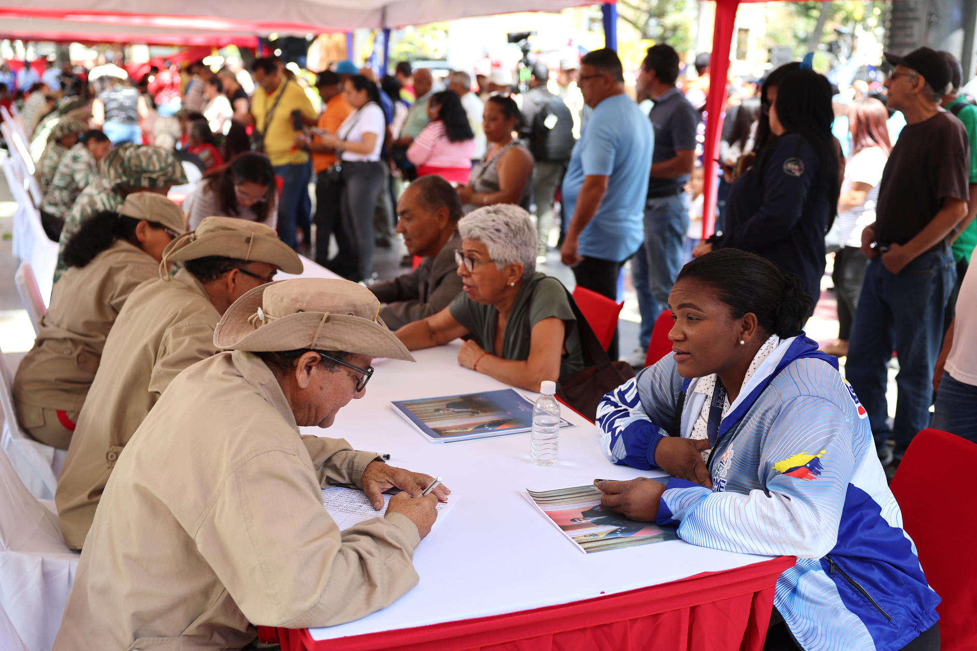 Venezuela inicia segunda etapa de alistamiento de milicianos en medio de tensiones con EE.UU.