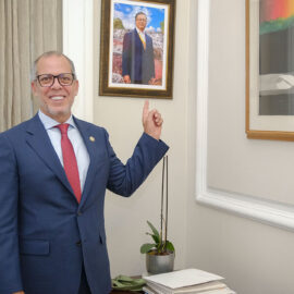Decreto oficializa la salida de Alfredo Saade de la Casa de Nariño