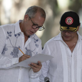 Alfredo Saade anuncia candidatura presidencial y propone constituyente para regreso de Petro