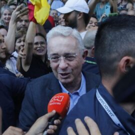 "Nosotros vamos a ganar tranquilamente": Uribe durante mitin electoral tras quedar en libertad
