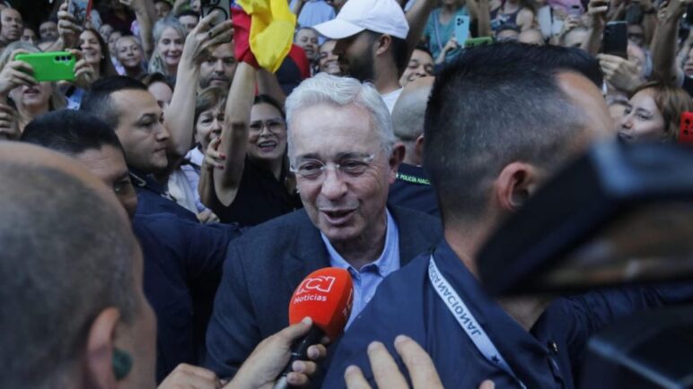 "Nosotros vamos a ganar tranquilamente": Uribe durante mitin electoral tras quedar en libertad