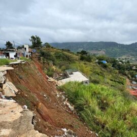 Impactantes imágenes de dos viviendas que colapsaron en vía a Cristo Rey