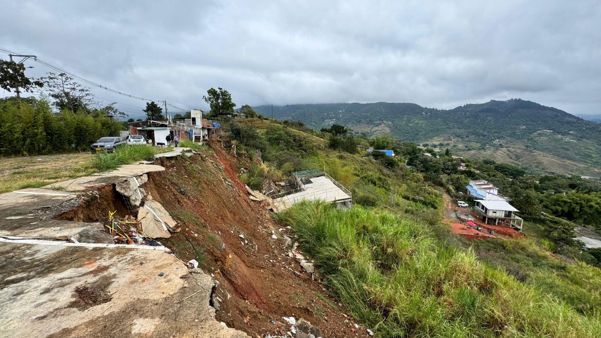 Impactantes imágenes de dos viviendas que colapsaron en vía a Cristo Rey