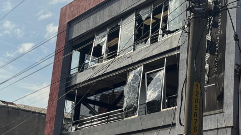 Docente de primaria entre las víctimas fatales de atentado explosivo en Cali