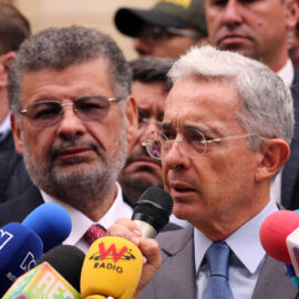 Expresidente Álvaro Uribe recibió su boleta de libertad y convocó su primer acto público