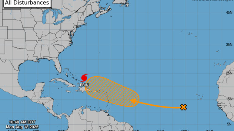 Huracán Erin baja de intensidad, pero mantiene el riesgo