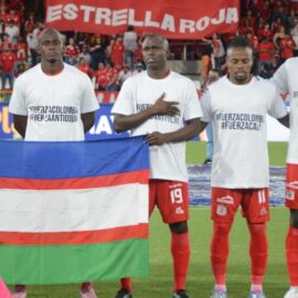 Jugadores de América y Nacional rindieron homenaje a víctimas de hechos violentos