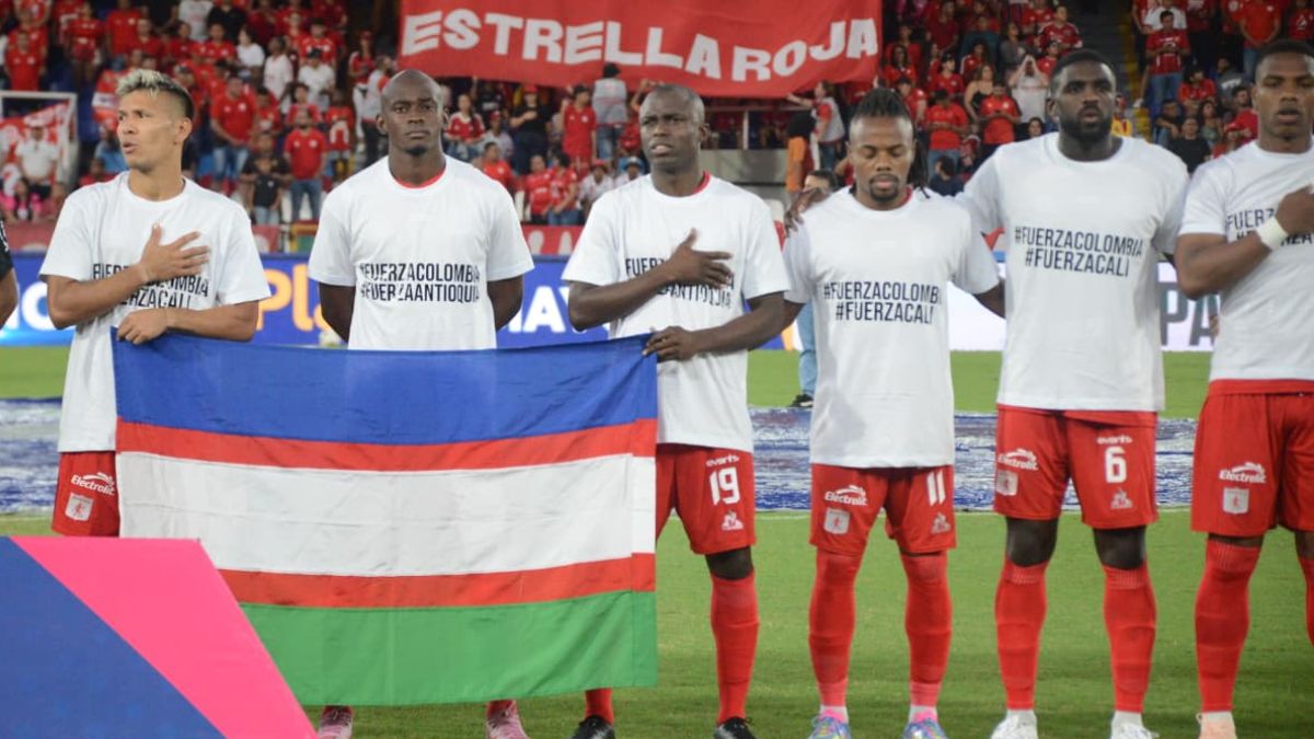 Jugadores de América y Nacional rindieron homenaje a víctimas de hechos violentos