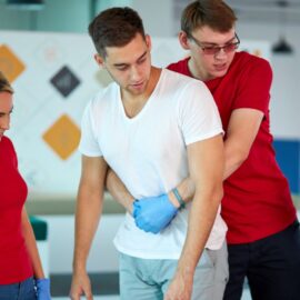 ¿Sabes qué hacer si alguien se atraganta? Así puede aplicar la maniobra de Heimlich