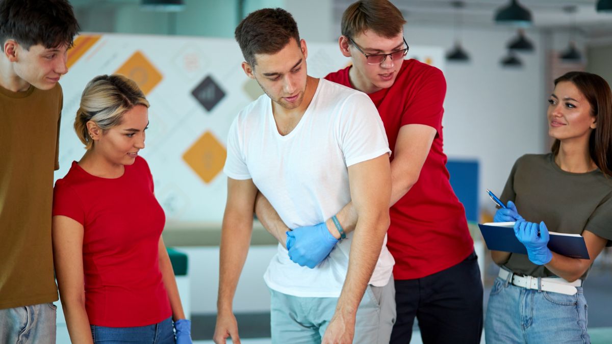 ¿Sabes qué hacer si alguien se atraganta? Así puede aplicar la maniobra de Heimlich
