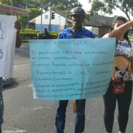 Protesta en cuatro barrios del norte de Cali por abandono vial y social