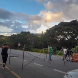 Comunidad bloqueó vía en Guacarí y El Cerrito por incumplimientos del Gobierno Nacional