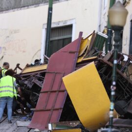 Asciende a 17 los fallecidos en el accidente de funicular en Lisboa; abren investigaciones