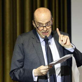 Confirman destitución e inhabilidad por 10 años contra Álvaro Leyva por contrato de pasaportes