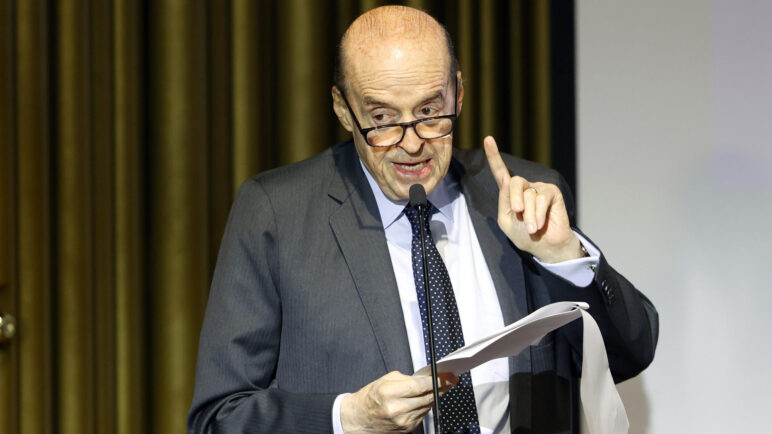 Confirman destitución e inhabilidad por 10 años contra Álvaro Leyva por contrato de pasaportes