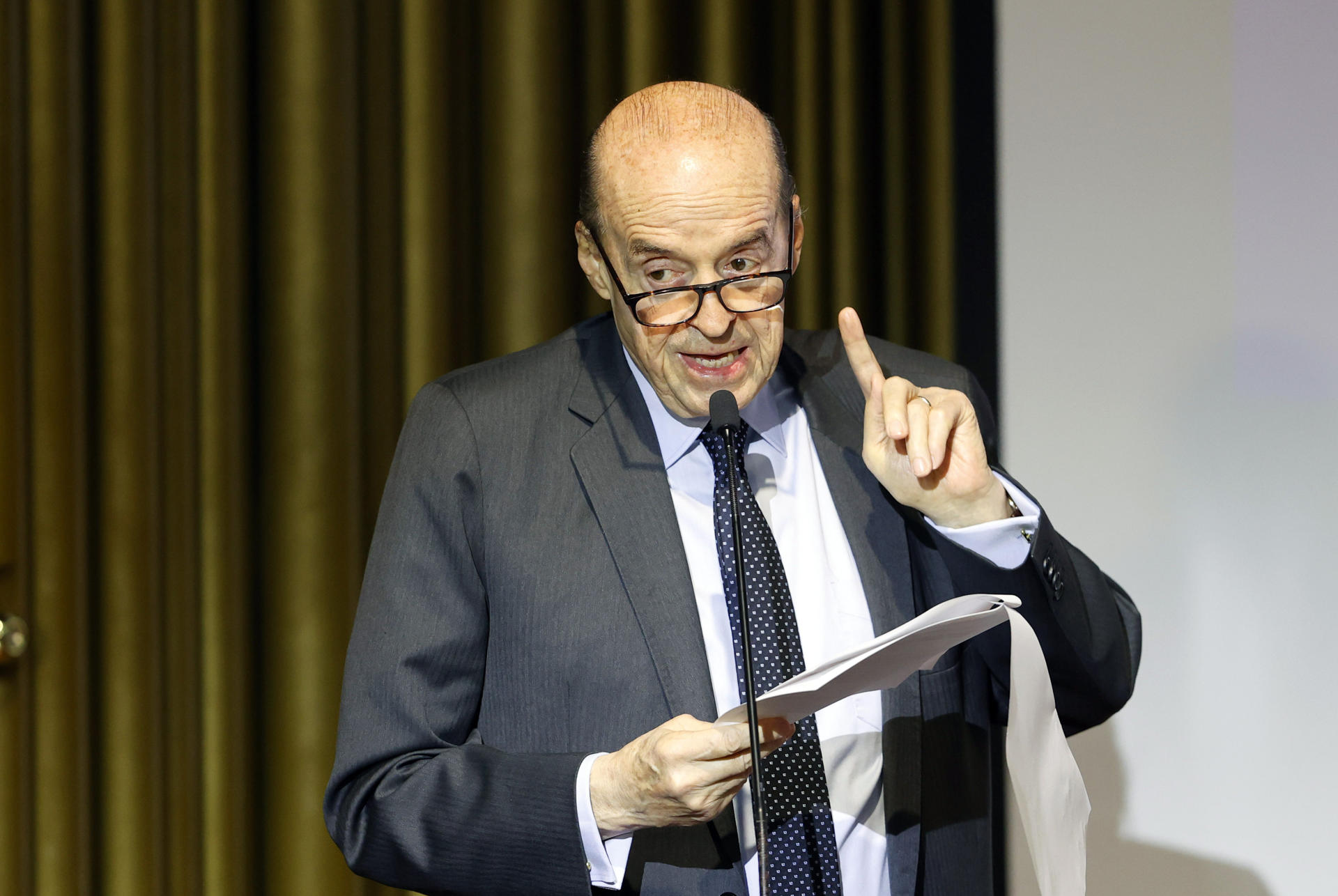 Confirman destitución e inhabilidad por 10 años contra Álvaro Leyva por contrato de pasaportes