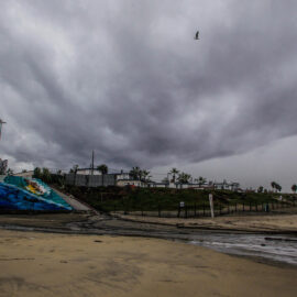 Huracán Lorena amenaza al noroeste de México con lluvias torrenciales y fuerte oleaje