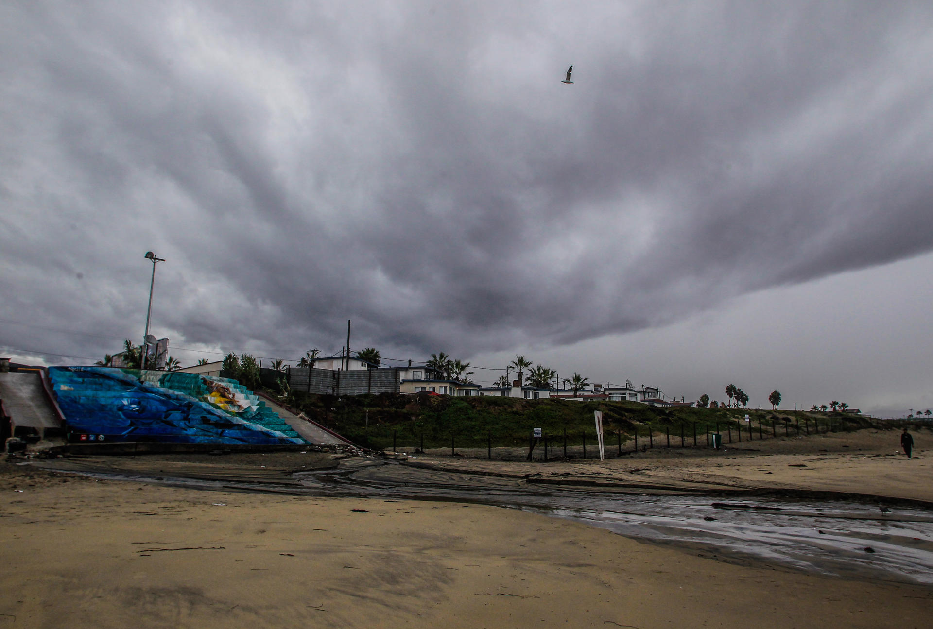 Huracán Lorena amenaza al noroeste de México con lluvias torrenciales y fuerte oleaje