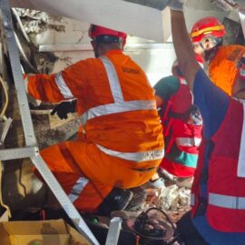 Al menos un fallecido y 99 rescatados tras colapso de un internado en Indonesia