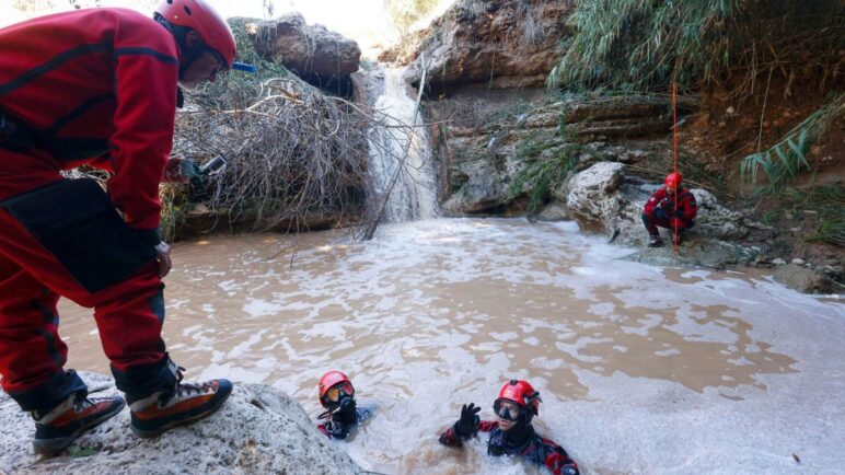 Dos fallecidos en Cataluña, España, tras creciente generada por las fuertes lluvias