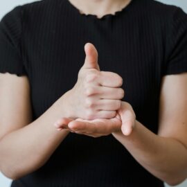 La importancia de la lengua de señas en la actualidad; Colombia tiene su propio sistema