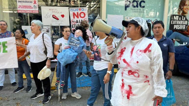 Usuarios de Nueva EPS protestan por falencias en atención; Contraloría advierte crisis financiera 