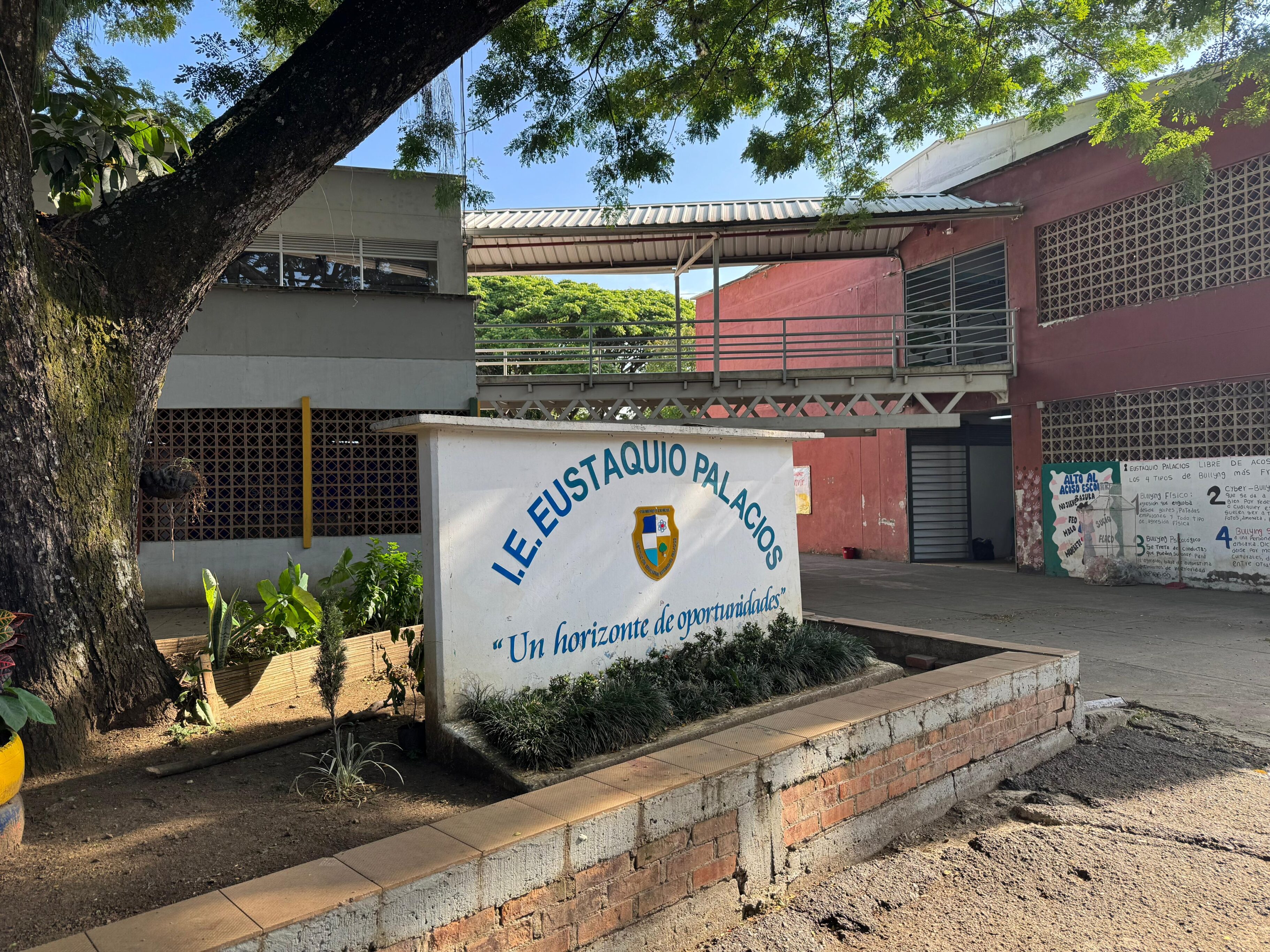 Autoridad y comunidad educativa del Eustaquio Palacios llegan a acuerdo tras protestas