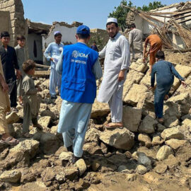 Ascienden a 800 los fallecidos y 2.500 los heridos por el terremoto en Afganistán