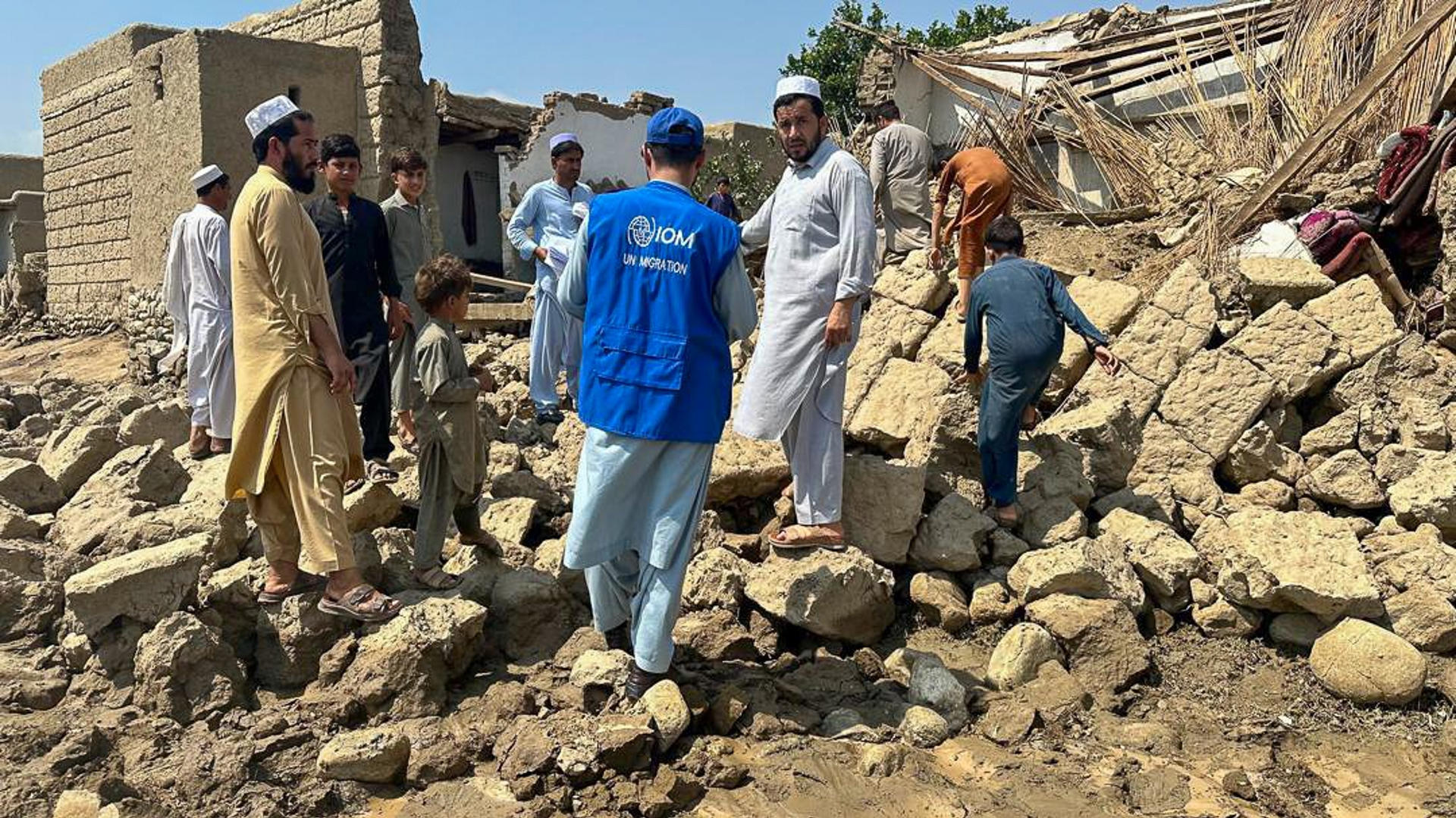Ascienden a 800 los fallecidos y 2.500 los heridos por el terremoto en Afganistán