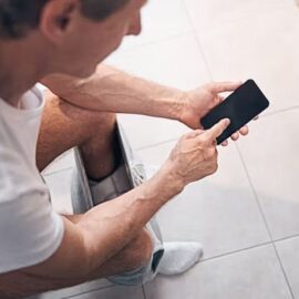 Los peligros de usar el celular en el baño: costumbre puede ser peligrosa