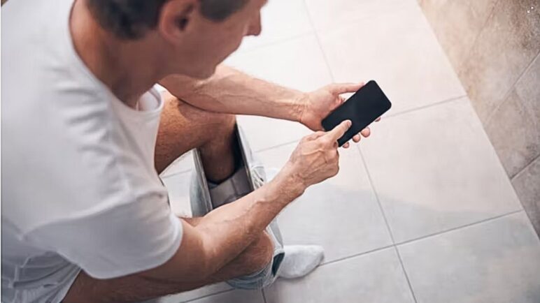 Los peligros de usar el celular en el baño: costumbre puede ser peligrosa