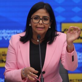 Delcy Rodríguez anuncia que se reunirá "próximamente" con Gustavo Petro