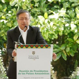 Petro retira del servicio a un general del Ejército por presuntos vínculos con narcos