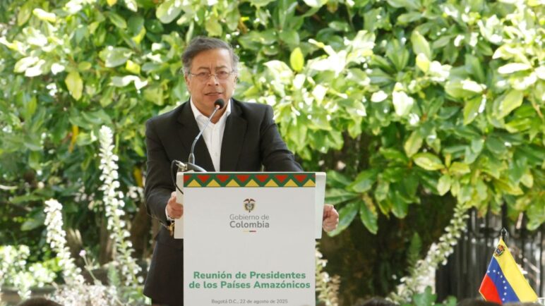 Petro retira del servicio a un general del Ejército por presuntos vínculos con narcos