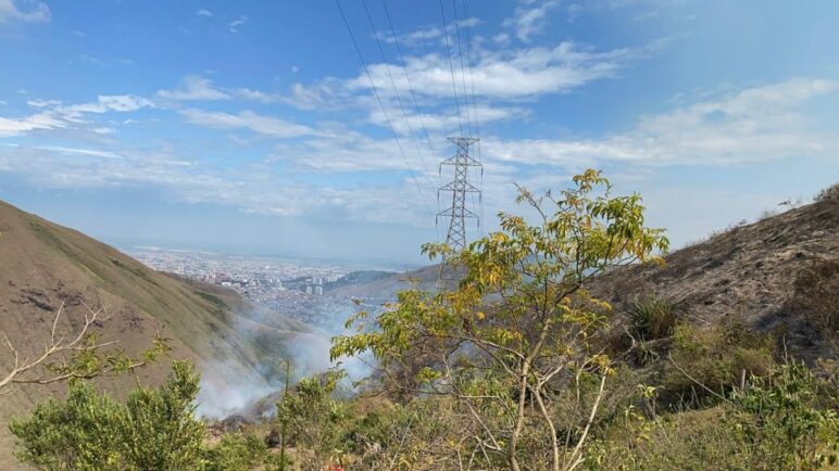 ¡Atención! Se registra un incendio forestal en la vía al mar