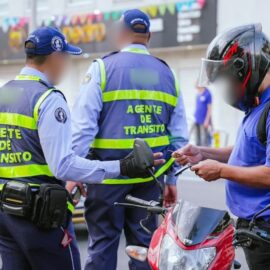 Investigan a agentes de tránsito por presunta agresión a conductor en operativo de movilidad
