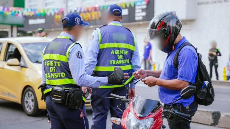 Investigan a agentes de tránsito por presunta agresión a conductor en operativo de movilidad