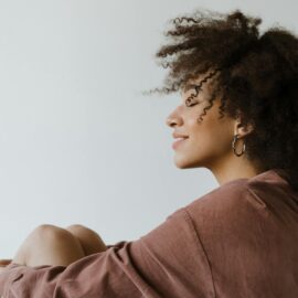 Cuidados del cabello rizado: Conozca los consejos para mantenerlo sano
