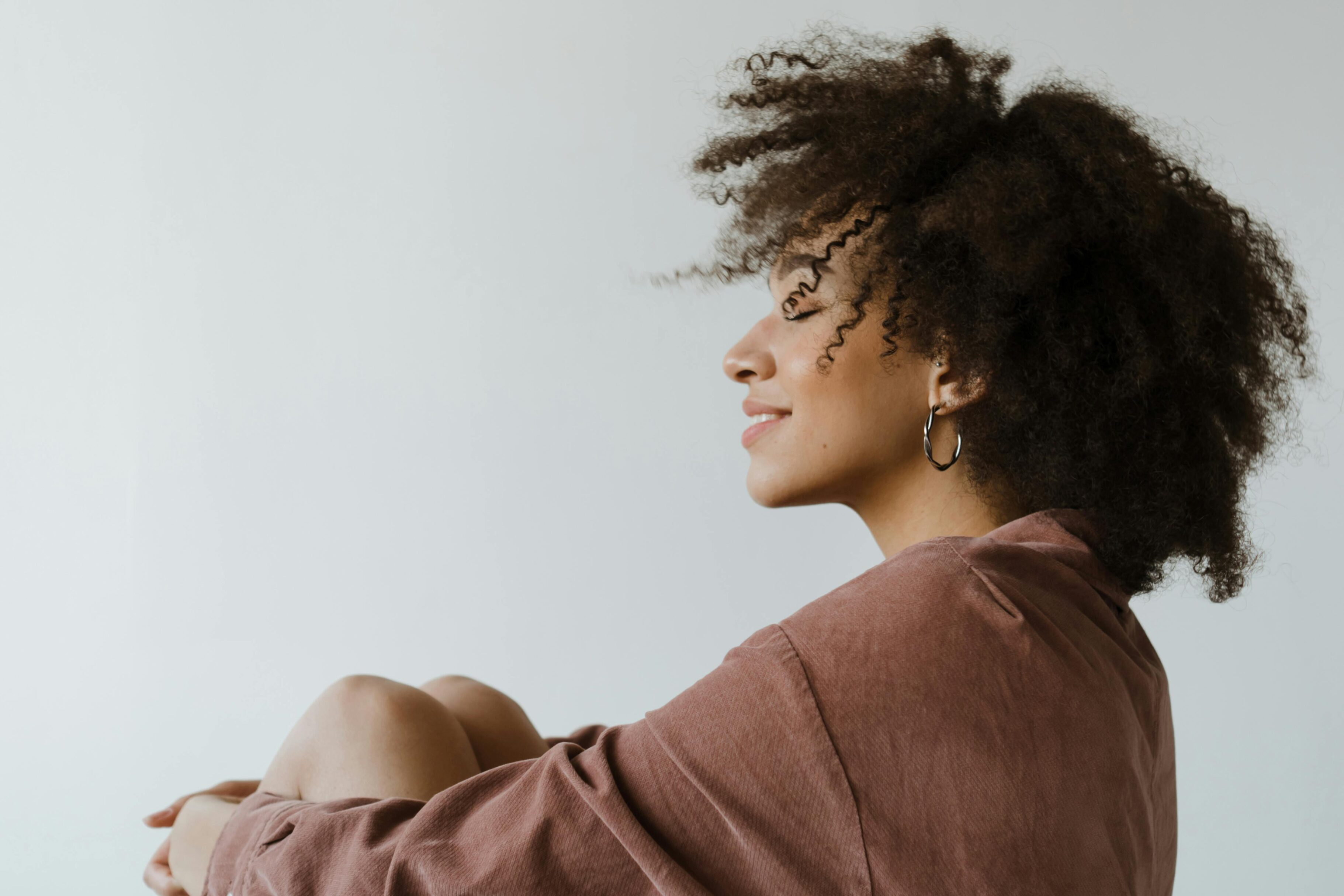 Cuidados del cabello rizado: Conozca los consejos para mantenerlo sano