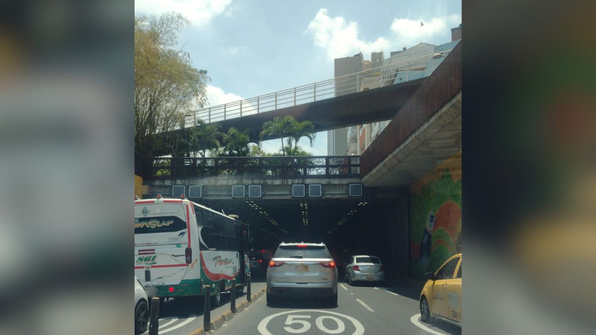 ¡Atención! Reportan trancón en hundimiento de la Avenida Colombia