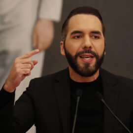 Gobierno de Bukele prohíbe el "lenguaje inclusivo" en las escuelas públicas de El Salvador