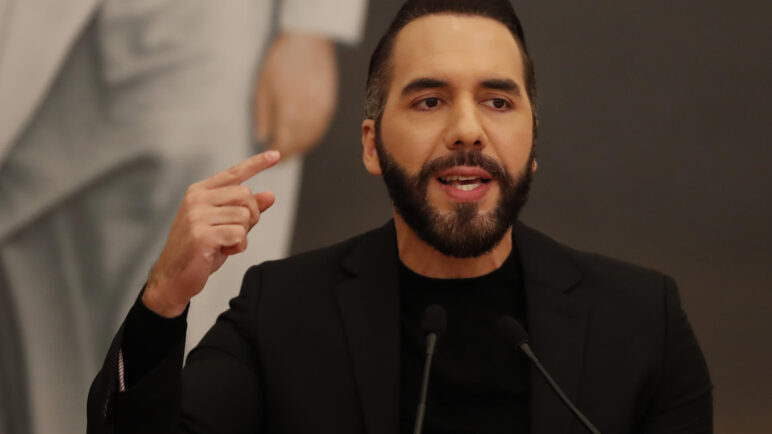 Gobierno de Bukele prohíbe el "lenguaje inclusivo" en las escuelas públicas de El Salvador