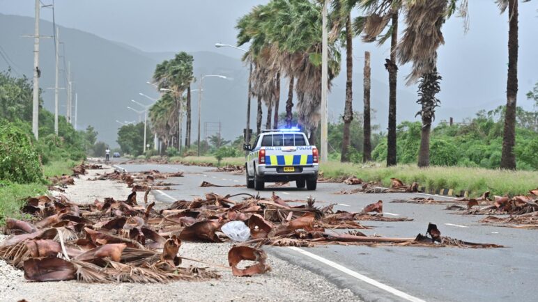 Autoridades declaran a Jamaica "zona catastrófica" tras el paso del huracán Melissa