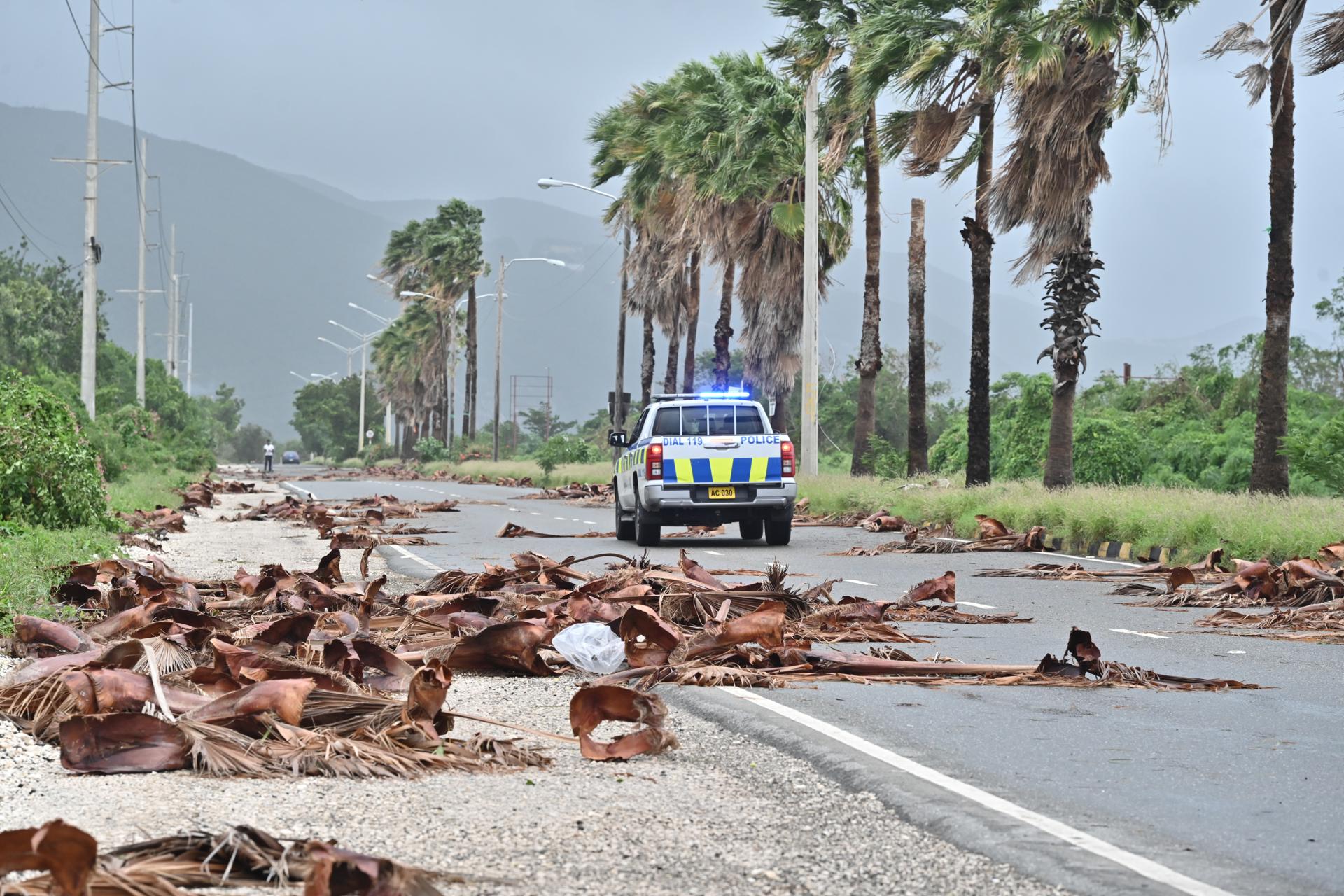 Autoridades declaran a Jamaica "zona catastrófica" tras el paso del huracán Melissa