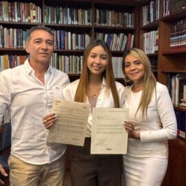 UAO otorga la beca Embajadora de Excelencia a Sara Macías por su triunfo mundial en oratoria