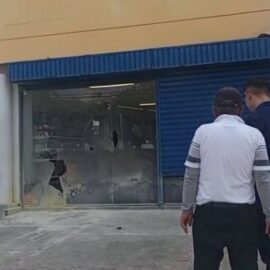 Vandalizan local comercial en inmediaciones a Univalle durante protesta